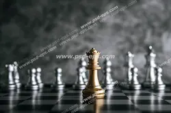 عکس با کیفیت تبلیغاتی مهره های شطرنج شاه به رنگ طلایی و دیگر مهره ها به رنگ نقره ای