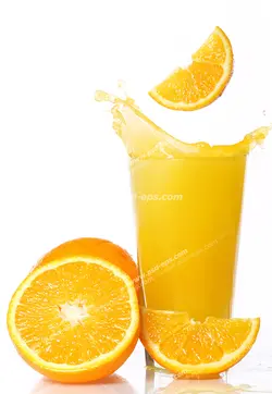 عکس با کیفیت تبلیغاتی برشی از پرتقال در حال افتادن داخل لیوان آب پرتقال و پرتقال برش خورده در کنار لیوان در بک گراند سفید