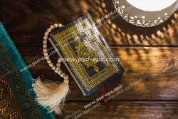 عکس با کیفیت تبلیغاتی تسبیح میان قرآن و در کنار سجاده نماز