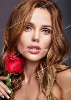 عکس با کیفیت تبلیغاتی سوپر مدل زیبا و یک شاخه گل رز در کنار صورتش