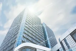 عکس با کیفیت تبلیغاتی ساختمان مرتفع از زاویه پایین و پرتو های نور