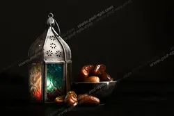 عکس با کیفیت تبلیغاتی چراغ کوچک در کنار ظرف خرما در بک گراند مشکی