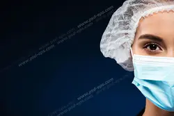 عکس با کیفیت تبلیغاتی پرستار کلاه بر سر و ماسک زده به صورت