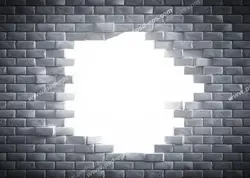 عکس با کیفیت تبلیغاتی دیوار آجری شکسته رو به نور