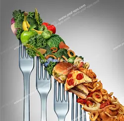 عکس با کیفیت تبلیغاتی سبزیجات و فست فود به روی چنگال