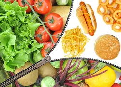 عکس با کیفیت تبلیغاتی فست فودی که توسط زیپ از سبزیجات جدا شده اند