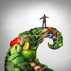 عکس با کیفیت تبلیغاتی مردی که به روی جاده ای از سبزیجات ایستاده است