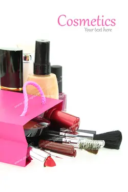 عکس با کیفیت تبلیغاتی کیف کاغذی لوازم آرایشی و چند رنگ لاک