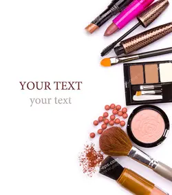 عکس با کیفیت تبلیغاتی ریمل و لاک و رژ و آینه و براش های سایه و رژ گونه و ابرو و لاک