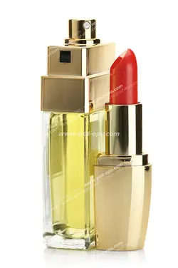 عکس با کیفیت تبلیغاتی رژ لب قرمز در کنار شیشه عطر با قاب های طلایی