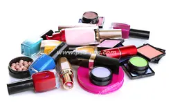 عکس با کیفیت تبلیغاتی لوازم آرایشی روی هم ریخته شده از جمله کرم پودر و خط لب و رژ لب و رژ گونه و براش و سایه چشم و لاک