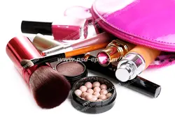 عکس با کیفیت تبلیغاتی لوازم آرایشی که از کیف لوازم آرایش بیرون ریخته شده از جمله کرم پودر و خط لب و رژ لب و رژ گونه و براش و سایه چشم
