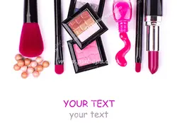 عکس با کیفیت تبلیغاتی لوازم آرایشی از جمله رژ لب و رژ گونه و براش و سایه چشم با تم رنگی سرخابی