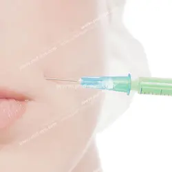 عکس با کیفیت تبلیغاتی تزریق فیلر و ژل به گونه