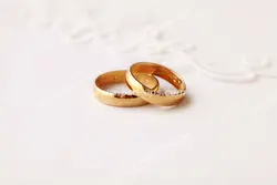 عکس با کیفیت تبلیغاتی دو رینگ ساده طلا روی پارچه روبان دوزی شده