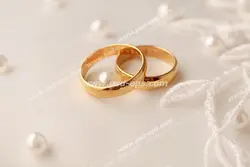 عکس با کیفیت تبلیغاتی دو حلقه طلا به روی پارچه مروارید دوزی شده