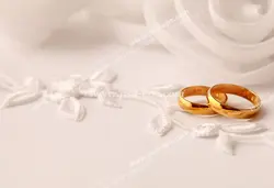 عکس با کیفیت تبلیغاتی دو حلقه طلا به روی پارچه روبان دوزی شده