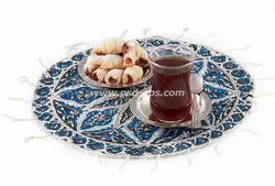 عکس با کیفیت تبلیغاتی سینی با طرح زیبا و چای و شیرینی داخل آن