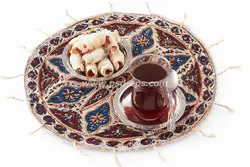 عکس با کیفیت تبلیغاتی شیرینی و چای در سینی زیبا