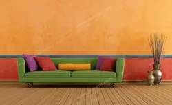 عکس با کیفیت تبلیغاتی مبل سبز با کوسن های رنگی و گلدان طلایی