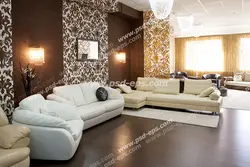 عکس با کیفیت تبلیغاتی اتاق پذیرایی شیک با مبلمان سفید و کرم