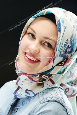 عکس با کیفیت تبلیغاتی زن با روسری زیبا در حال لبخند زدن