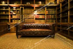 عکس با کیفیت تبلیغاتی مبل سه نفره در کتابخانه