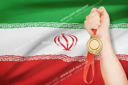 عکس با کیفیت تبلیغاتی پرچم ایران و مدال در دست مرد