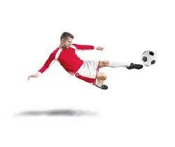 عکس با کیفیت تبلیغاتی بازیکن قرمز پوش در حال شوت زدن به توپ فوتبال