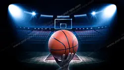 عکس با کیفیت تبلیغاتی توپ بسکتبال روی دست شخص با پس زمینه سالن بسکتبال