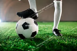 عکس با کیفیت تبلیغاتی توپ زیر پای بازیکن