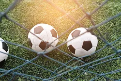 عکس با کیفیت تبلیغاتی سه توپ فوتبال درون دروازه