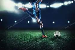 عکس با کیفیت تبلیغاتی بازیکن آبی پوش آماده شوت کردن توپ