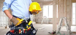عکس با کیفیت تبلیغاتی ابزار آلات و کلاه ایمنی در دست تعمیر کار