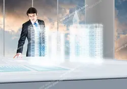 عکس با کیفیت تبلیغاتی مهندس ناظر در حال برسی نقشه ساختمان در مانیتور شیشه ای