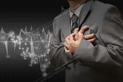 عکس با کیفیت تبلیغاتی درد در ناحیه قلب و فشار آوردن به آن ناحیه به علت کاهش درد