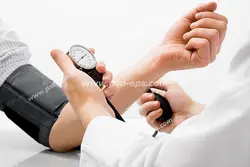 عکس با کیفیت تبلیغاتی پزشک در حال چک کردن فشار بیمار با دستگاه فشار سنج