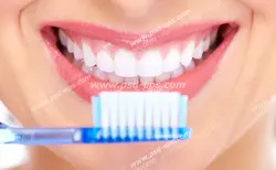 عکس با کیفیت تبلیغاتی خانمی که مسواک را مقابل دهان خود گرفته است