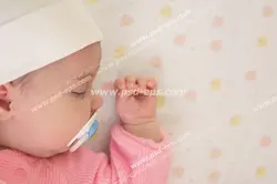 عکس با کیفیت تبلیغاتی نیم رخ نوزاد در خواب