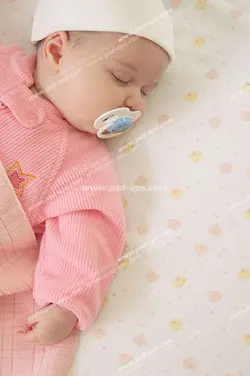 عکس با کیفیت تبلیغاتی نوزاد دختر خوابیده روی تخت