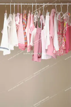 عکس با کیفیت تبلیغاتی کمد لباس های نوزادی صورتی و سفید