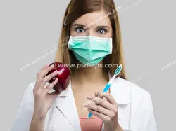 عکس با کیفیت تبلیغاتی پزشک ماسک زده با مسواک در یک دست و سیب سرخ در دست دیگر