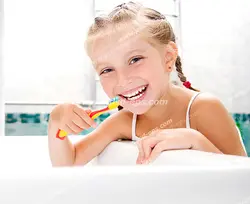 عکس با کیفیت تبلیغاتی دختر بچه مو طلایی در حال مسواک زدن مقابل روشویی