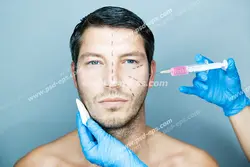 عکس با کیفیت تبلیغاتی تزریق فیلر به چروک های دور چشم مرد