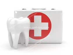 عکس با کیفیت تبلیغاتی ماکت دندان جلوی کیف کمک های اولیه