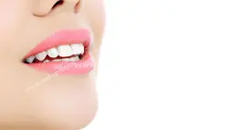 عکس با کیفیت تبلیغاتی لبخند خانم جذاب با دندان های سفید و منظم