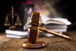 عکس با کیفیت تبلیغاتی چکش عدالت بر روی میز قاضی