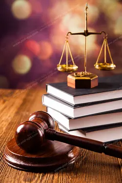عکس با کیفیت تبلیغاتی ترازو عدالت بر روی کتاب های قانون