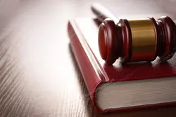 عکس با کیفیت تبلیغاتی چکش عدالت روی کتاب قانون