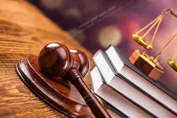 عکس با کیفیت تبلیغاتی چکش عدالت در کنار کتاب قانون